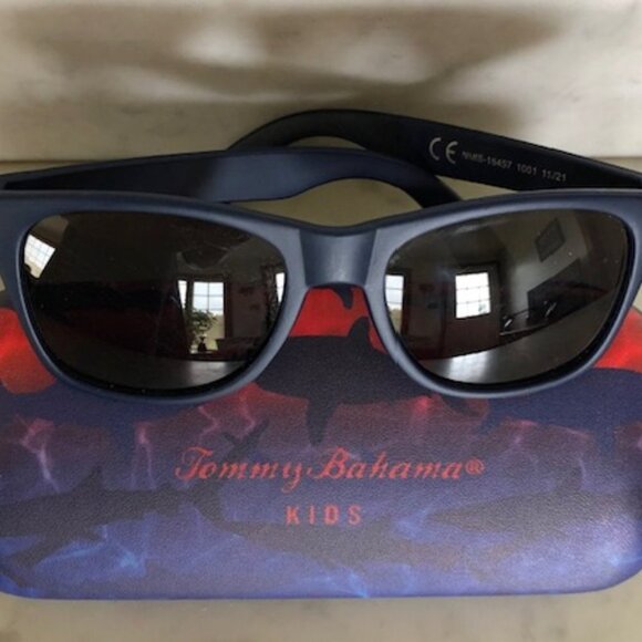 TOMMY BAHAMA Kids Navy Sunglasses & Shark Hard Case - Picture 7 of 16